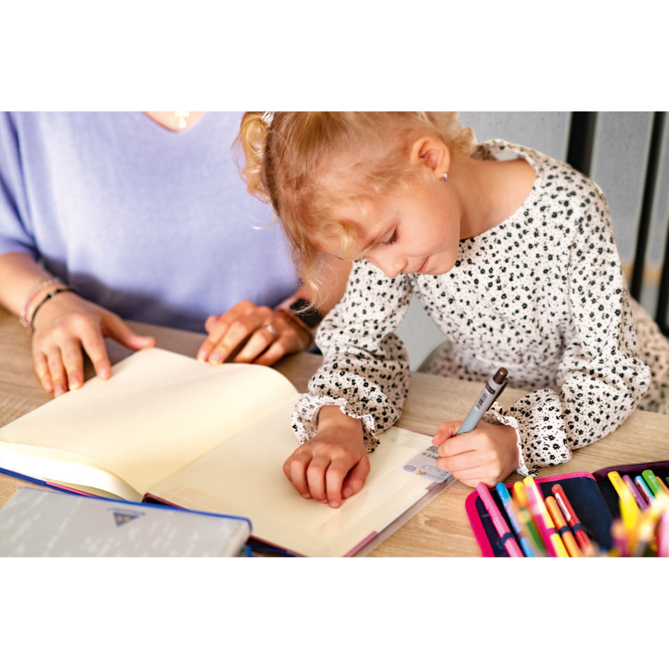 Kind, Mädchen, Zeichnen, Schreiben, Notebook, Schreibwaren