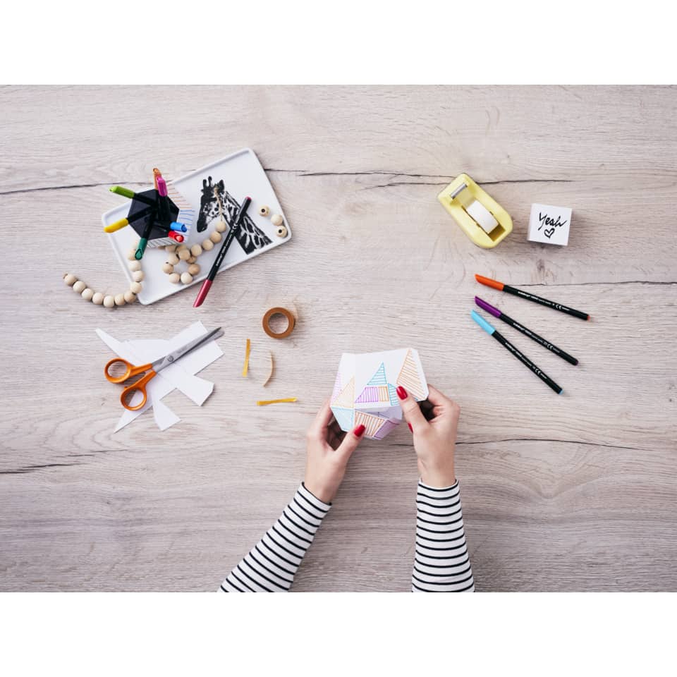 Kunsthandwerk, Papierkunst, Papiermodell, Bastelmaterial, Schere