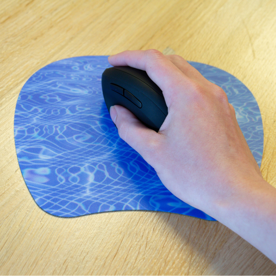 Maus, drahtlose Maus, schwarz, ergonomisch, blaues Mauspad