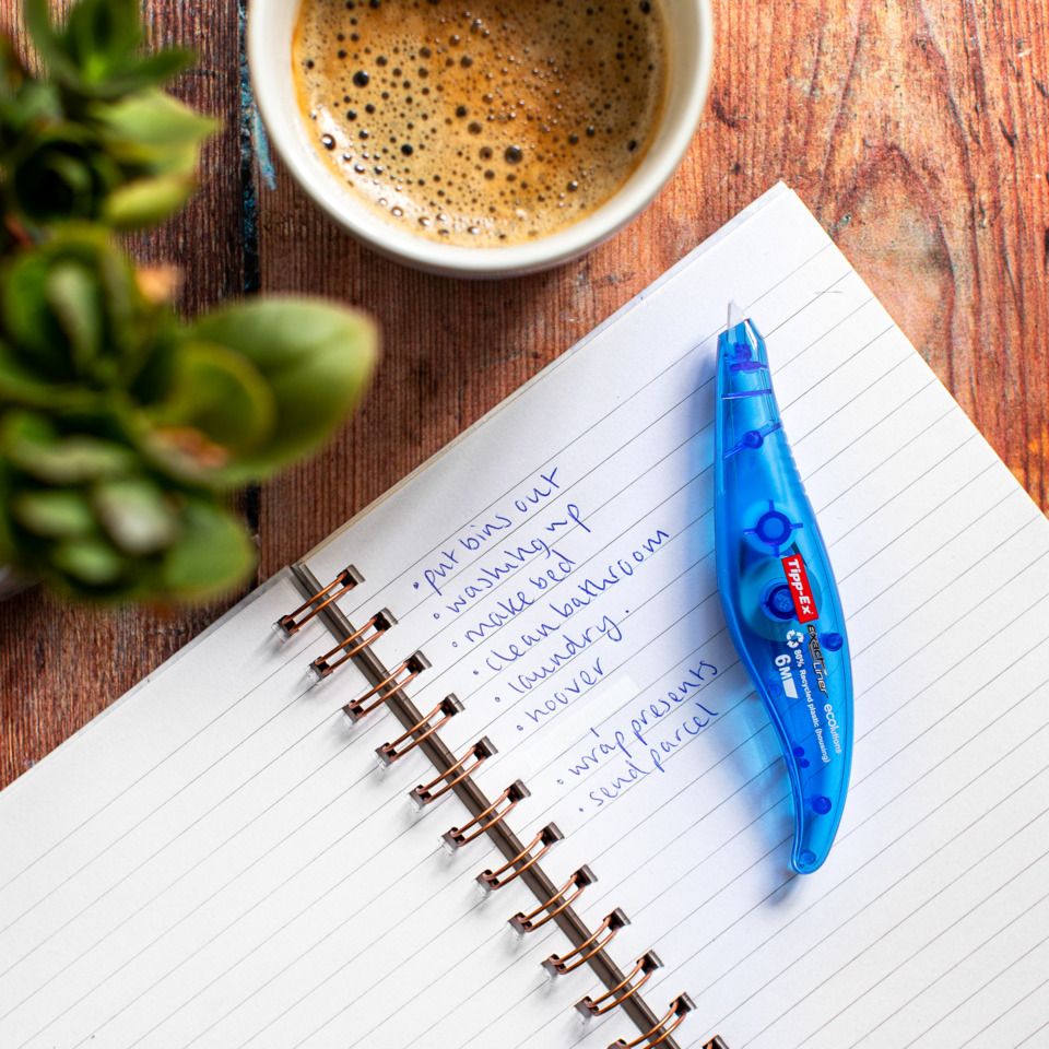 notebook, Spiralheft, Linienheft, blauer Kuli, Kaffee