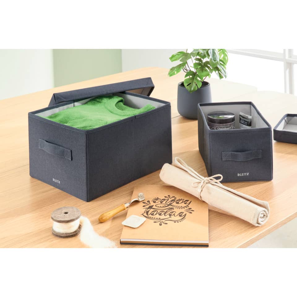 Box-Aufbewahrung, Gewebebox, grüner Pullover, Rollenmatte, Notizbuch
