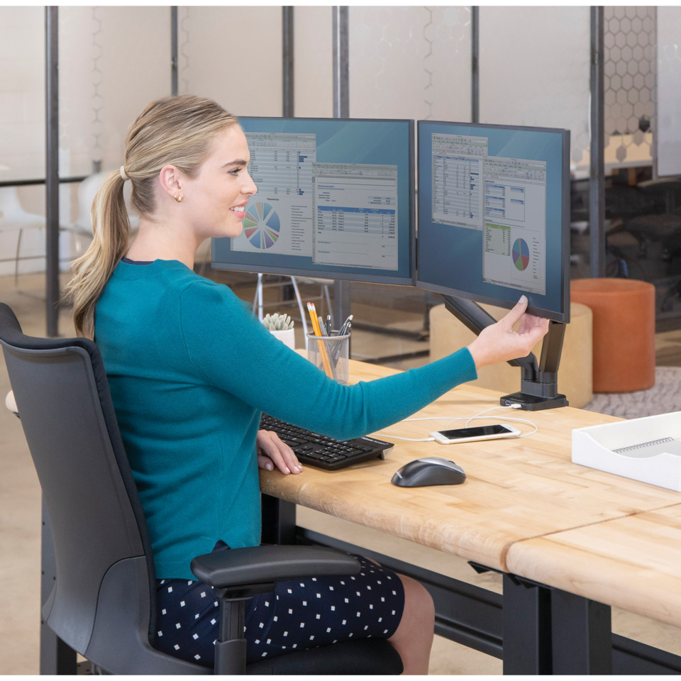 arbeitsplatz, monitoren, zwei-monitoren, büro, arbeitsstuhl, dual monitor, ergonomische einrichtung, büro schreibtisch, computer workstation, frau am tisch