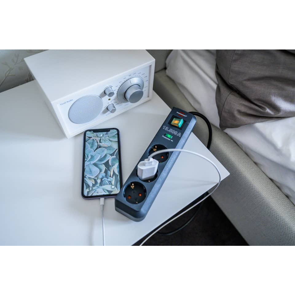 Multimeter, Steckdosenleiste, Smartphone, elektrische Steckdose, grau
