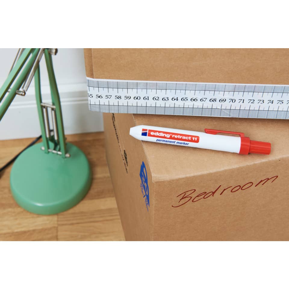 Kartonbox, Maßband, Marker, Schreibtischlampe, Schlafzimmer