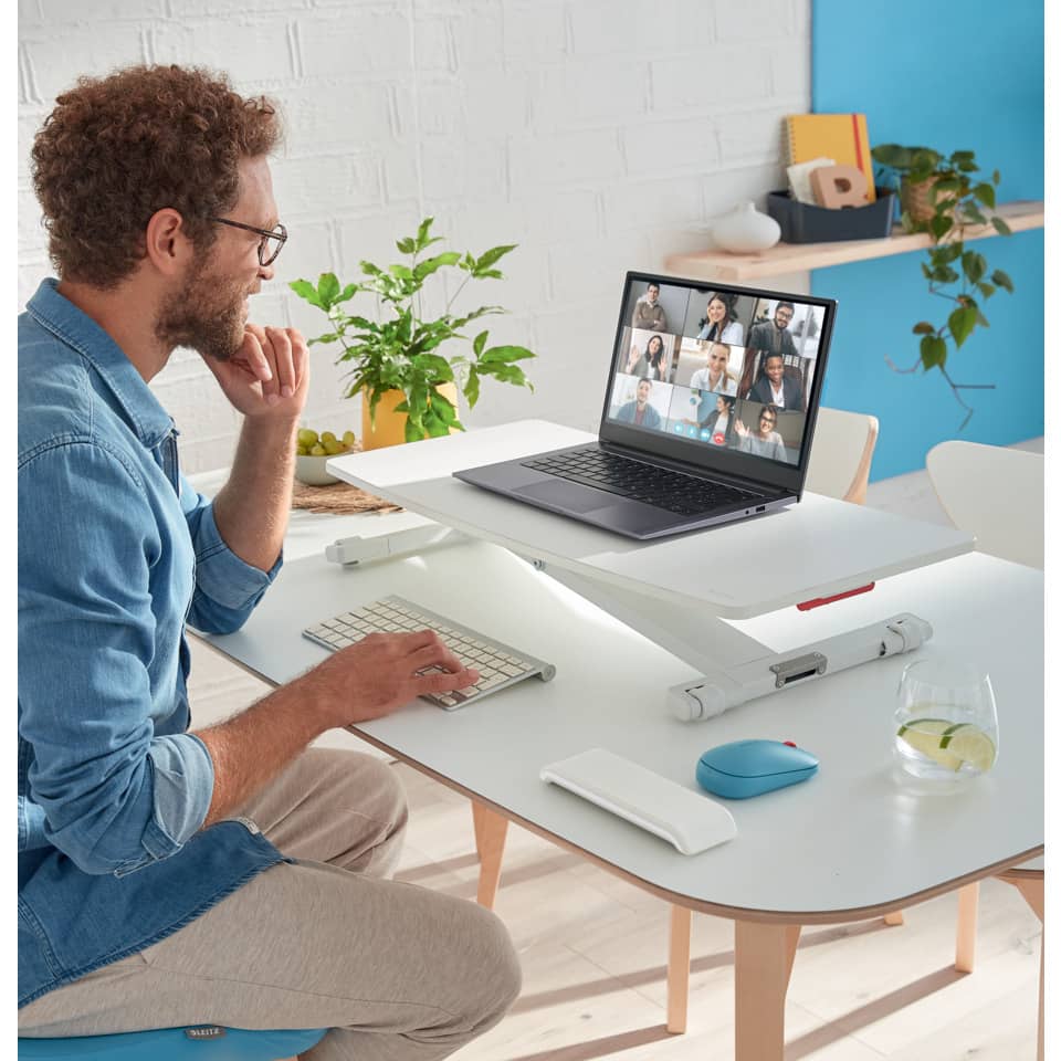 Laptop, Video-Call, Schreibtisch, Tischaufsteller, Kabelsalat vermeiden