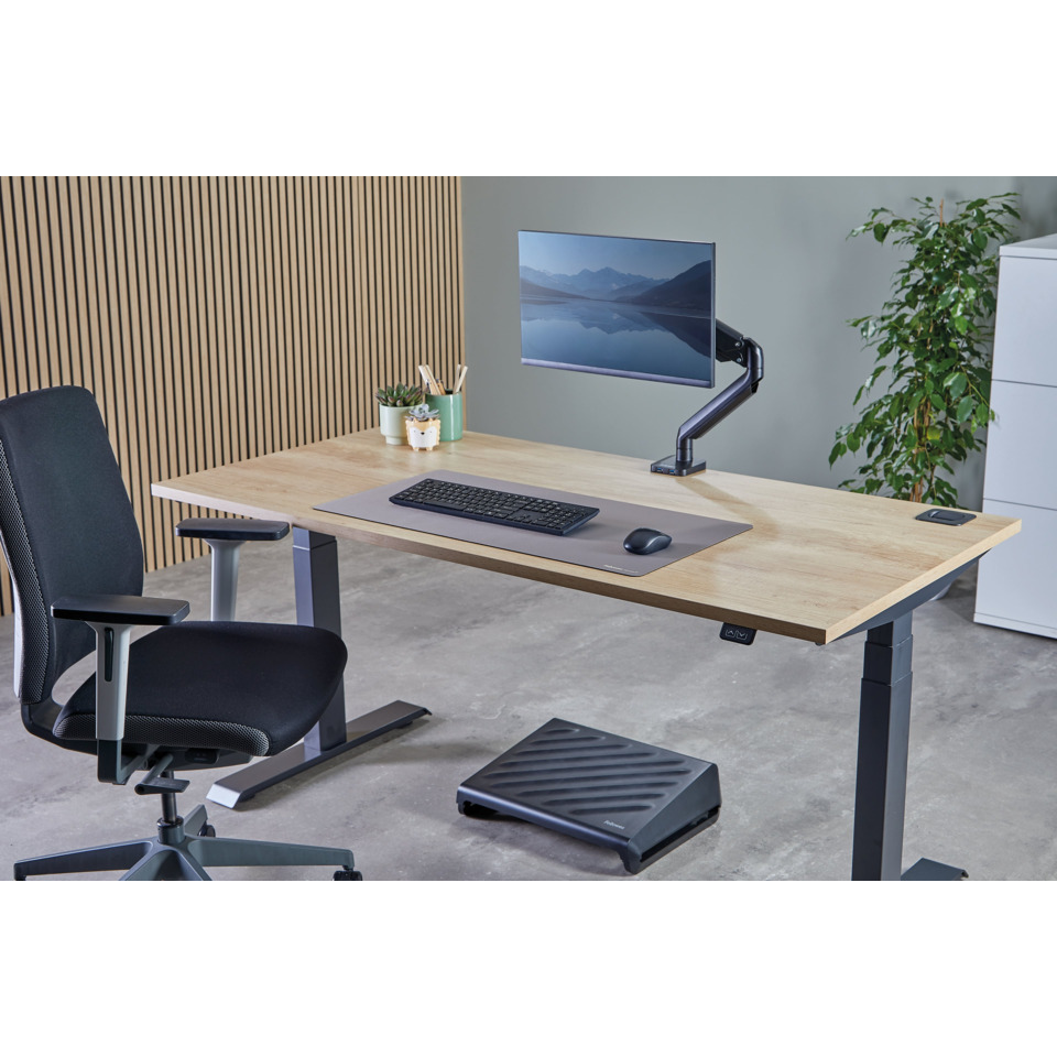 Schreibtisch, Monitorhalterung, Tastatur, Maus, Fußpedal, Bürostuhl, Holzschreibtisch, Pflanze, Desktop-Setup