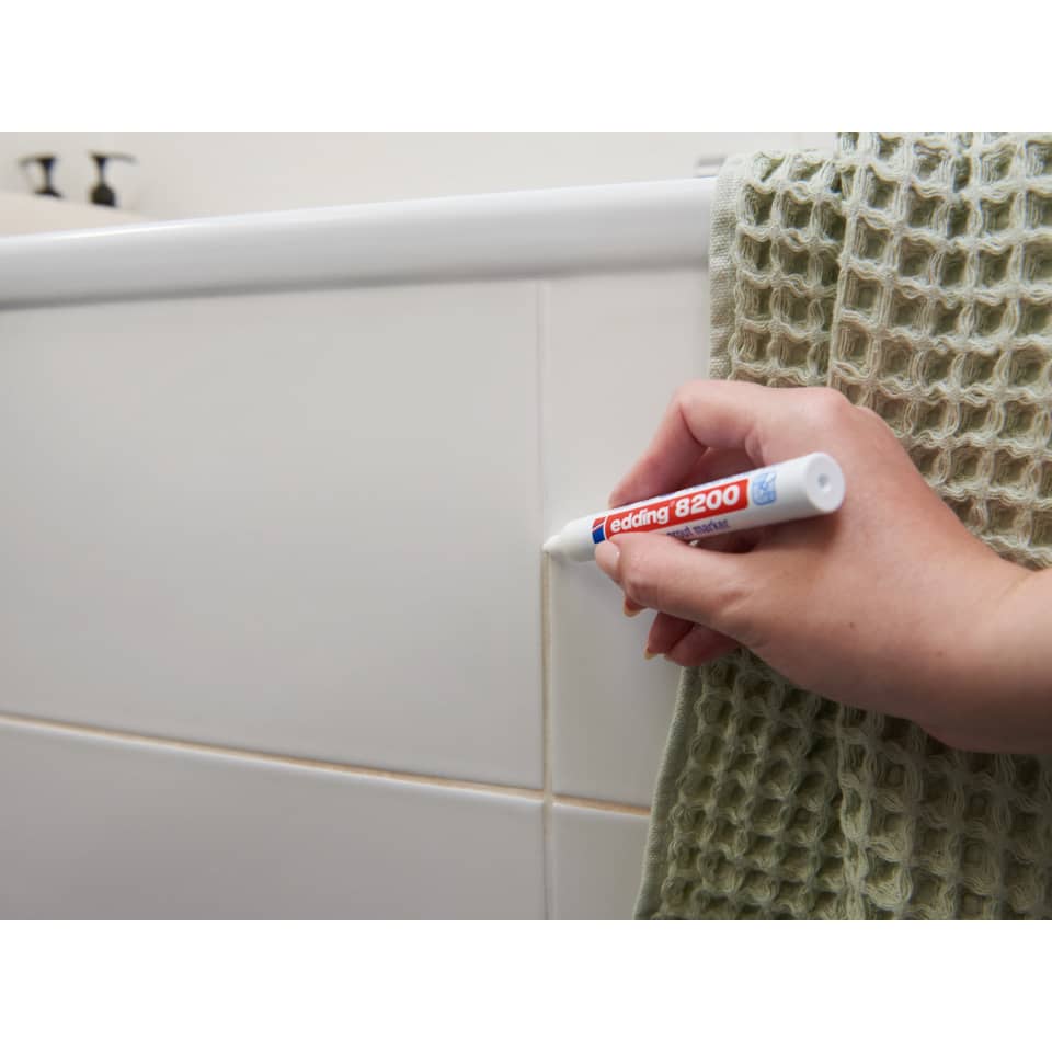 weiße fliese, Dichtungsmittel Applikator, Dichtungsrohr, Badezimmer, Hand hält