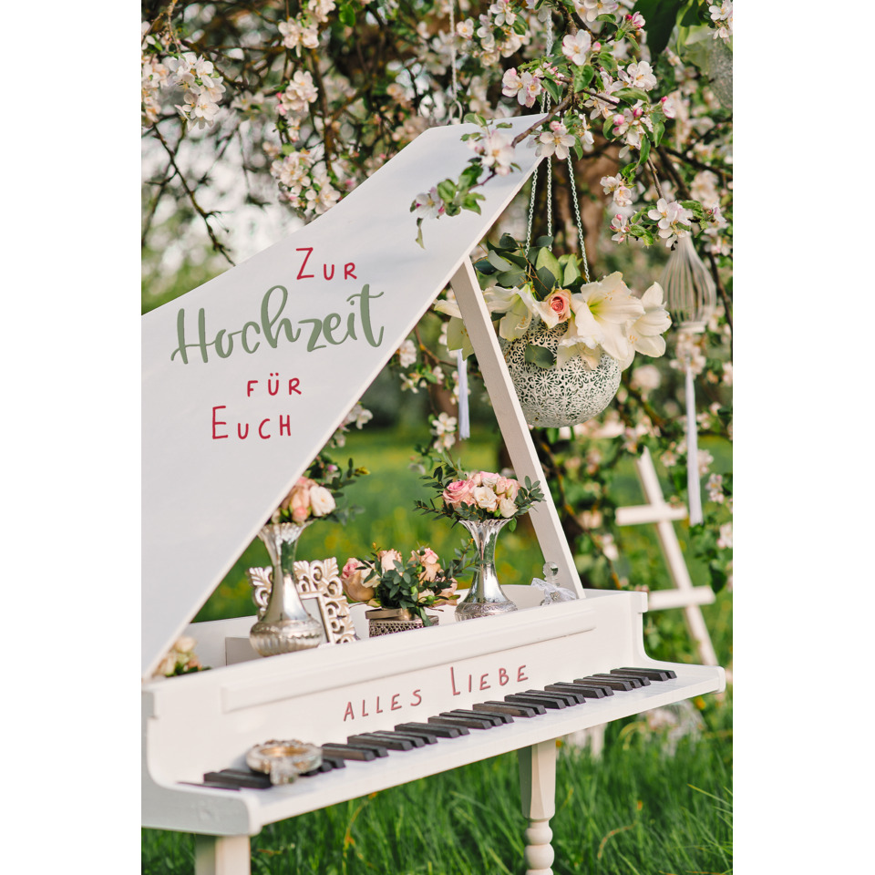 piano, weißes piano, blumenschmuck, gartenhochzeit, hängende pflanzgefäße