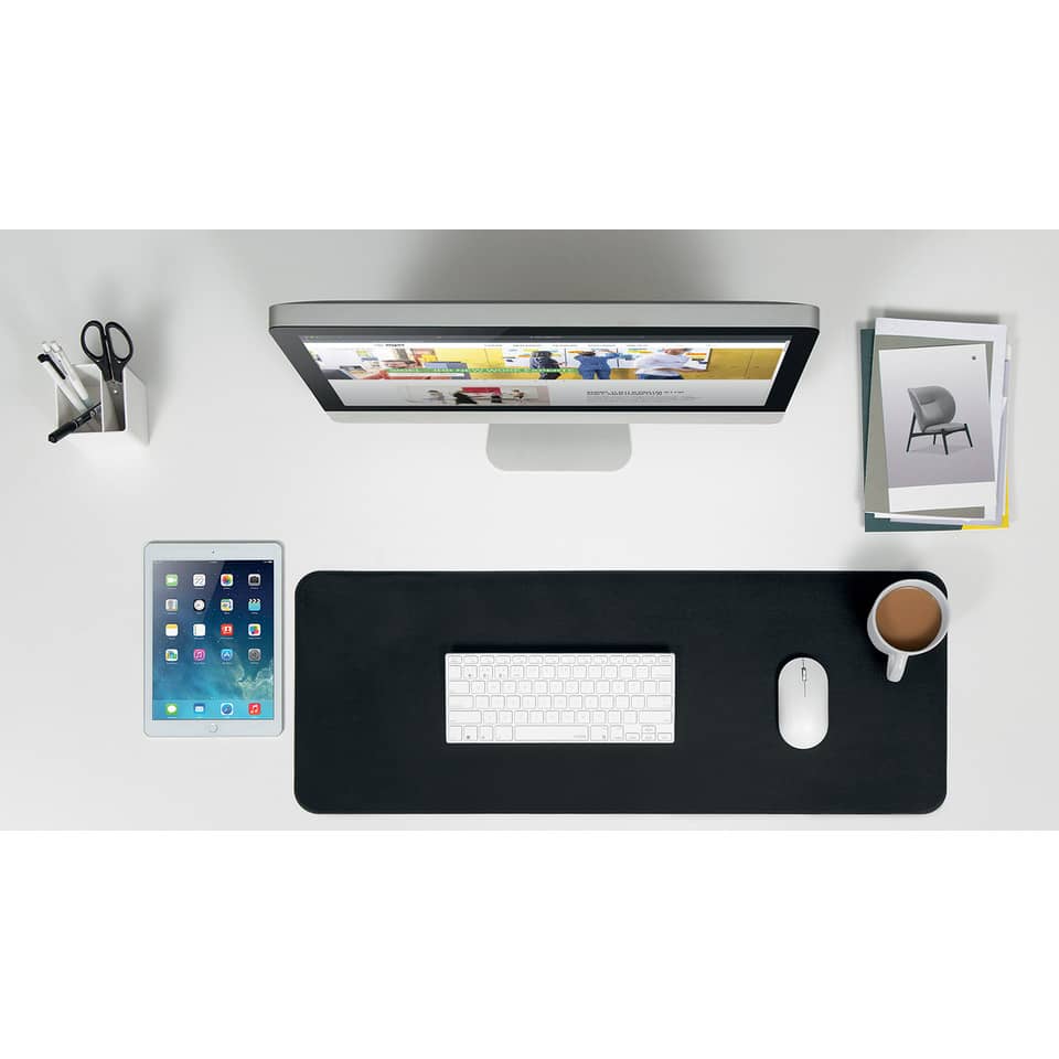Schreibtisch, Monitor, Tastatur, Maus, Kaffee