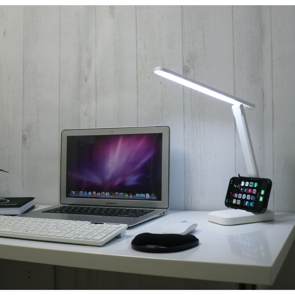 laptop, Desktop-Setup, Tischleuchte, Smartphone-Halter, Tastatur