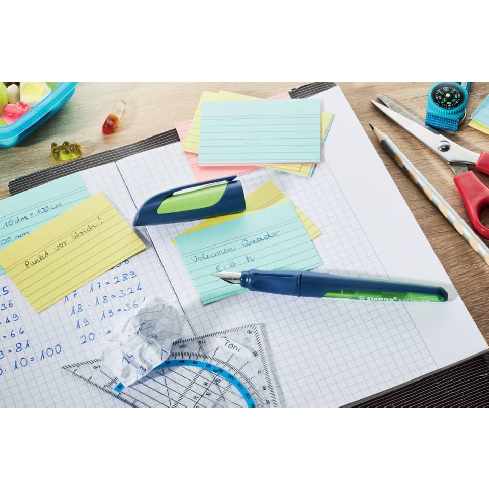 Schulmaterial, Schreibwaren, Heft/Arbeitsblatt, Lineal, Klebezettel