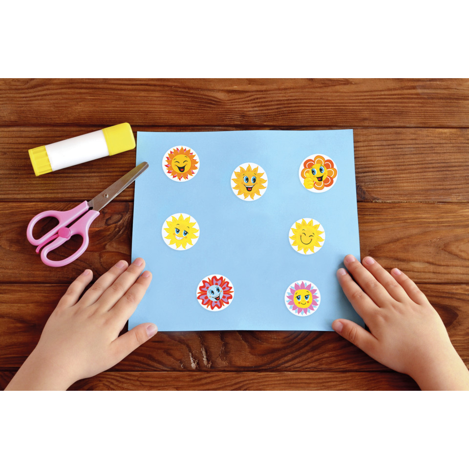 Schere, Klebemarker, Klebstoff, Blaues Papier, Sticker-Sonnen