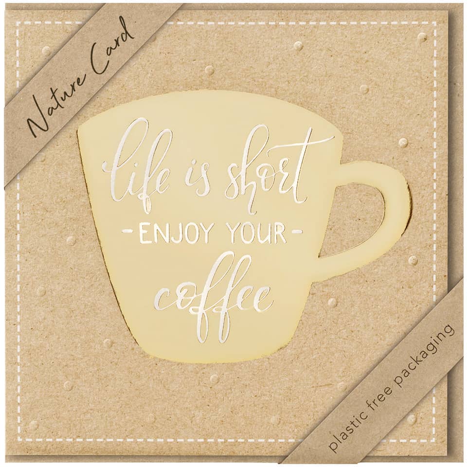 keramikbecher, kaffeebecher, beige, zitatendesign, natürliche verpackung