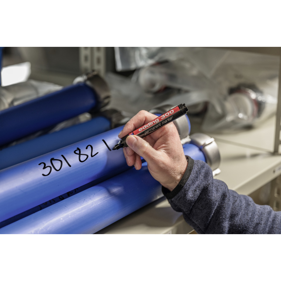Permanentmarker, Whiteboardmarker, Blaue Röhren, Hände schreiben, Industrielle Umgebung