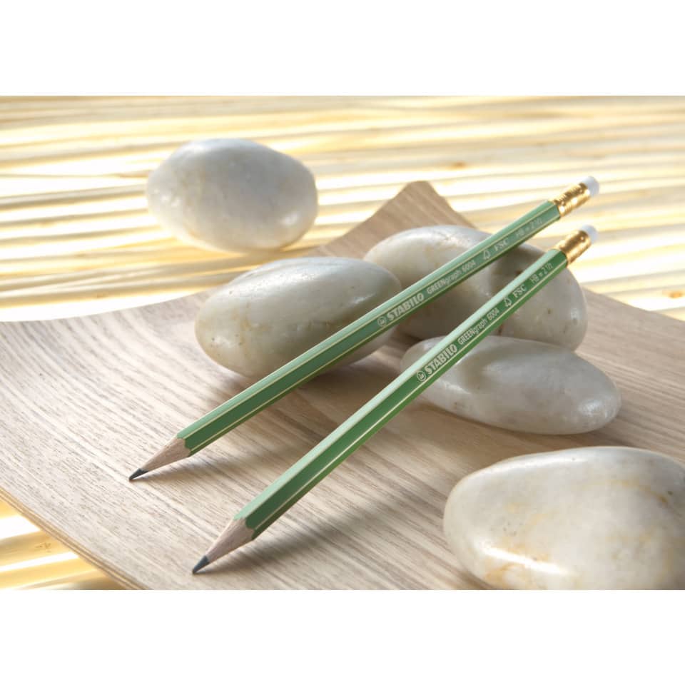 Bleistift, grün, Holzunterlage, Steine, Steinarrangement