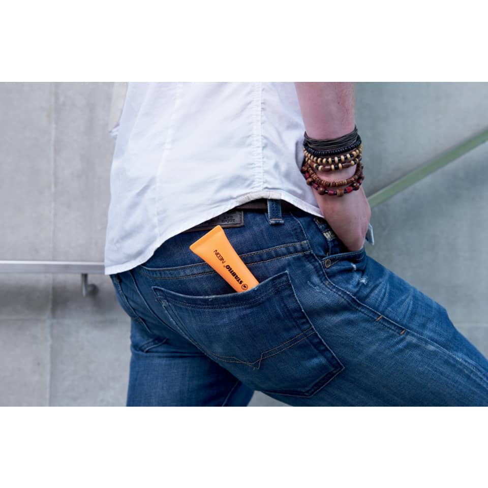 Hose, Jeans, Orangener Aufsteller?, Stift?, Gadget?