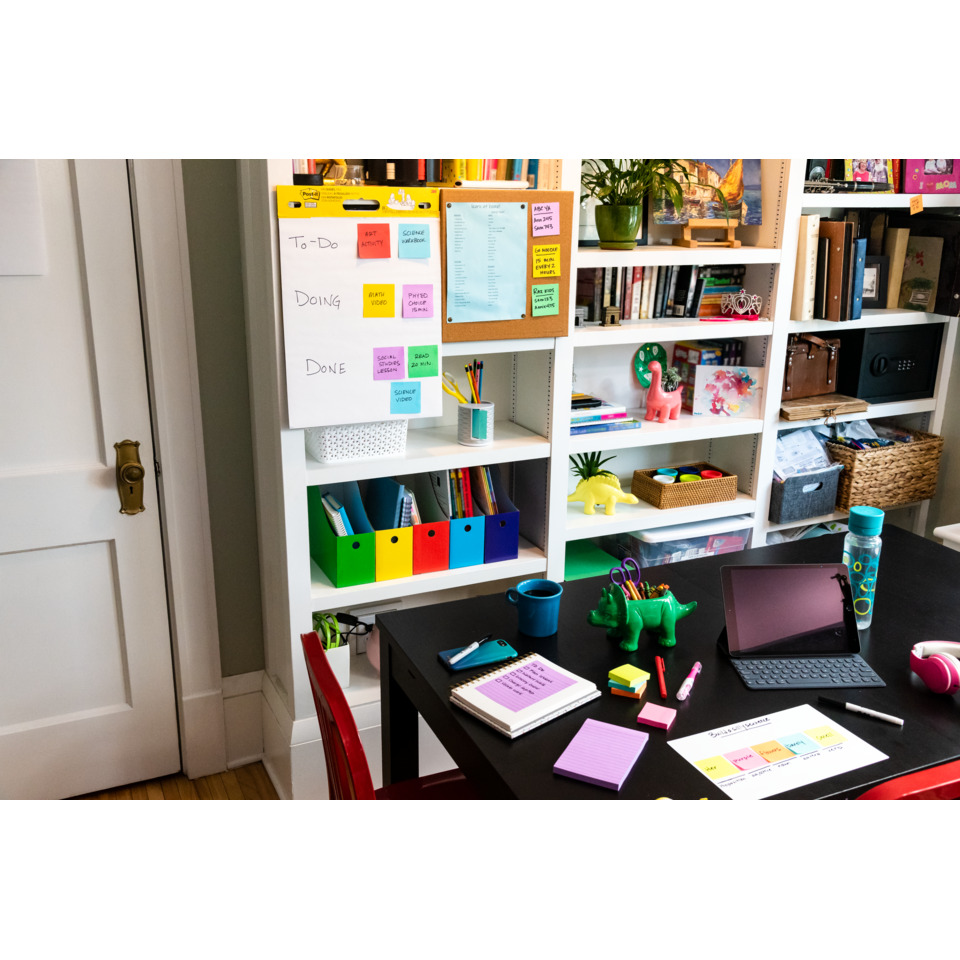 Schreibtisch, Heimbüro, organisierter Schreibtisch, Aufbewahrungsschränke, Schreibwaren