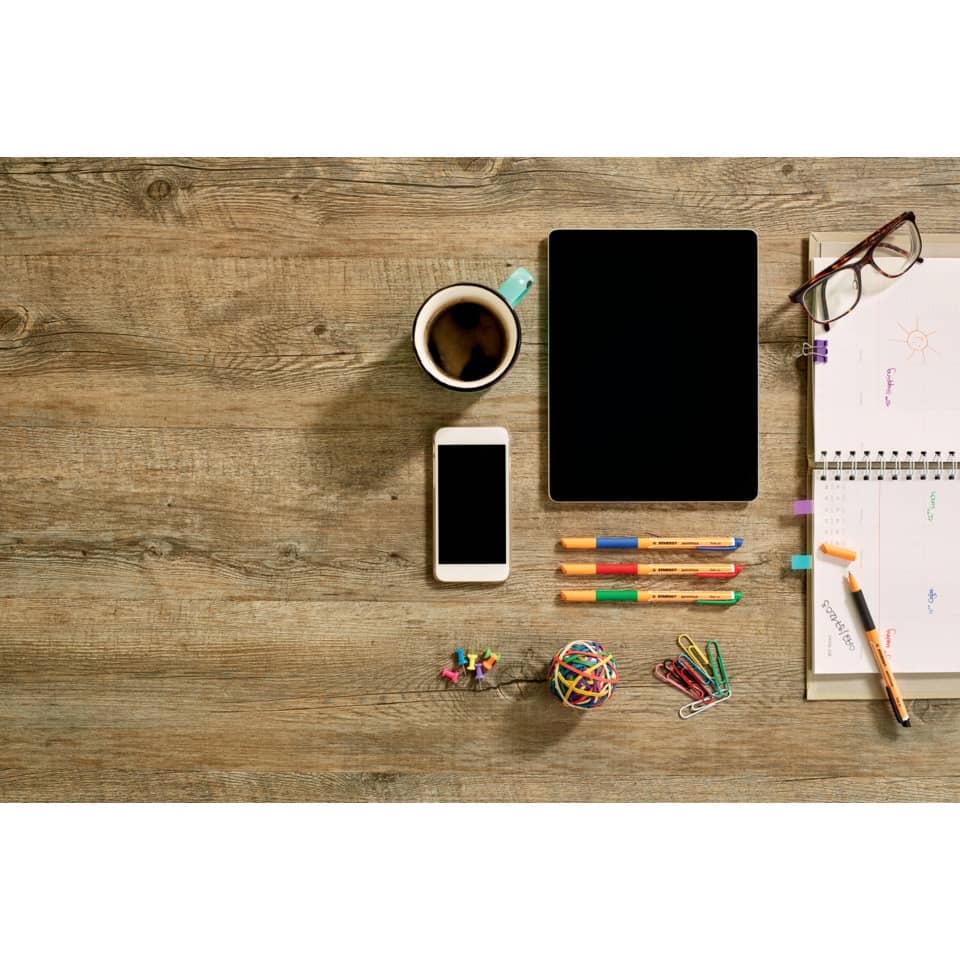 Tablet, Smartphone, Notizbuch, Kaffee, bunte Buntstifte