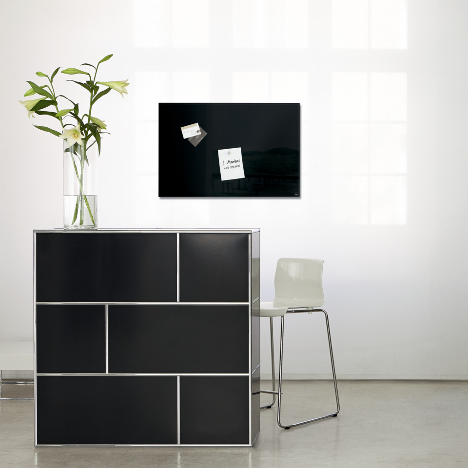 Sideboard, Schrank, schwarze Paneele, Chromrahmen, Büro-Dekoration