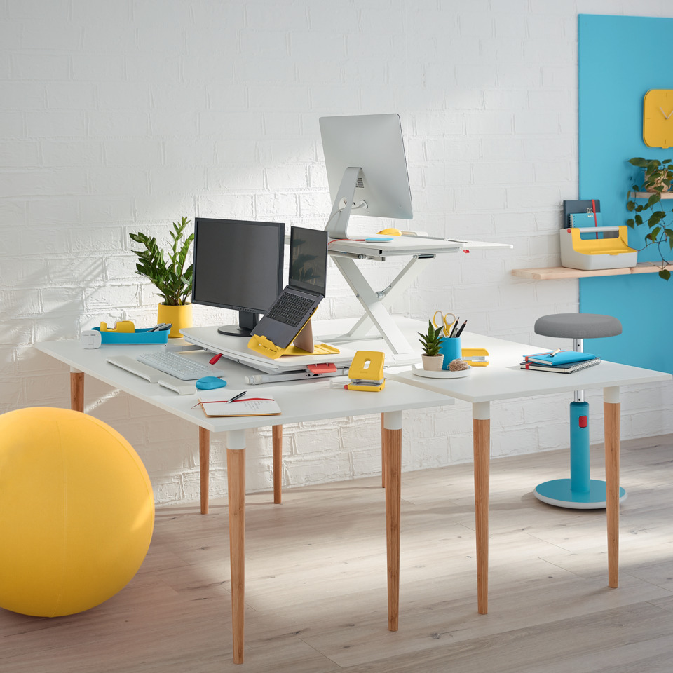 workspace, desk, office setup, tech accessories, gelbe Akzente, Schreibtisch, Arbeitsbereich, Laptop, Monitor, Druckerzubehör