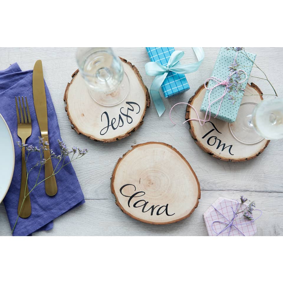 Tischdekoration, Holzscheiben, Gästelables, Geschenkpäckchen, Besteckset