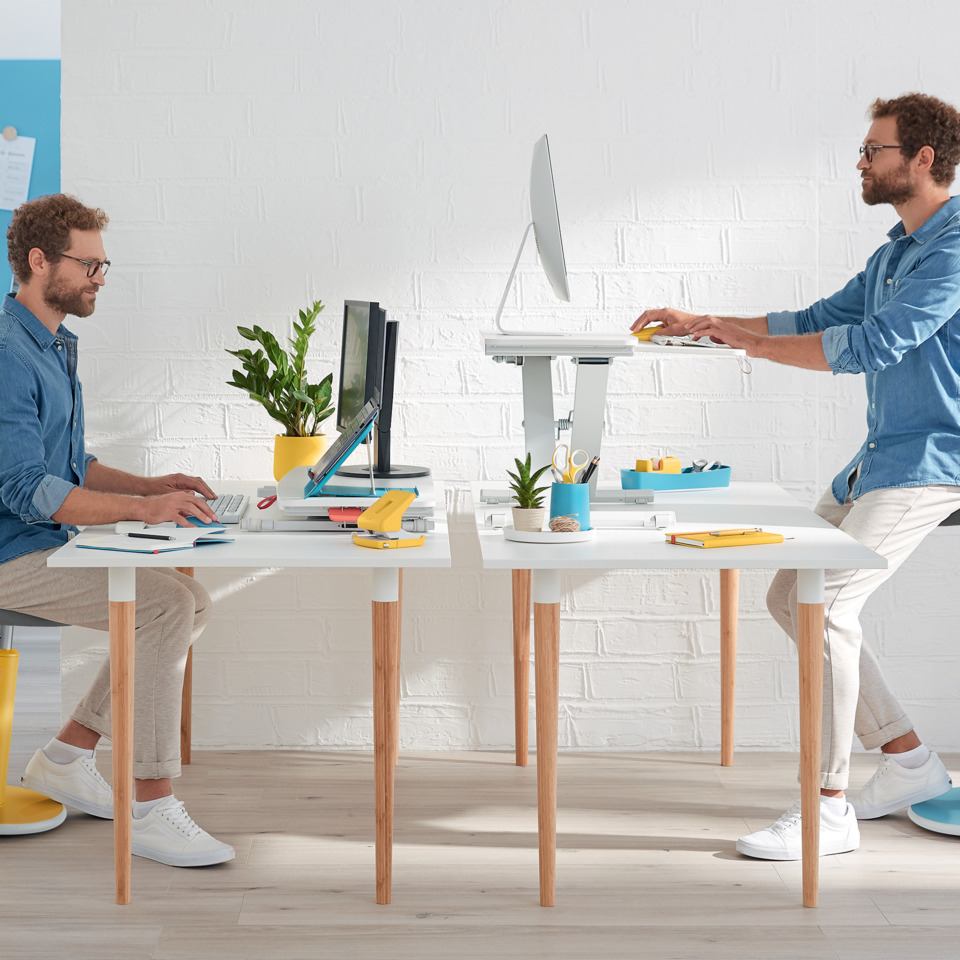 Schreibtisch, Arbeitsplatz, Computer, Büro-Setup, weiße Wand Hintergrund, Schreibtisch, Arbeitsplatz, Computer-Setup, Beleuchtung, Büro-Accessoires