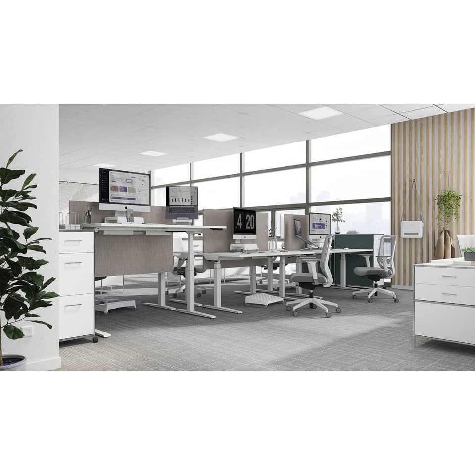 Büroarbeitsplatz, Schreibtisch, Arbeitsstuhl, Monitore, Offenes Büro