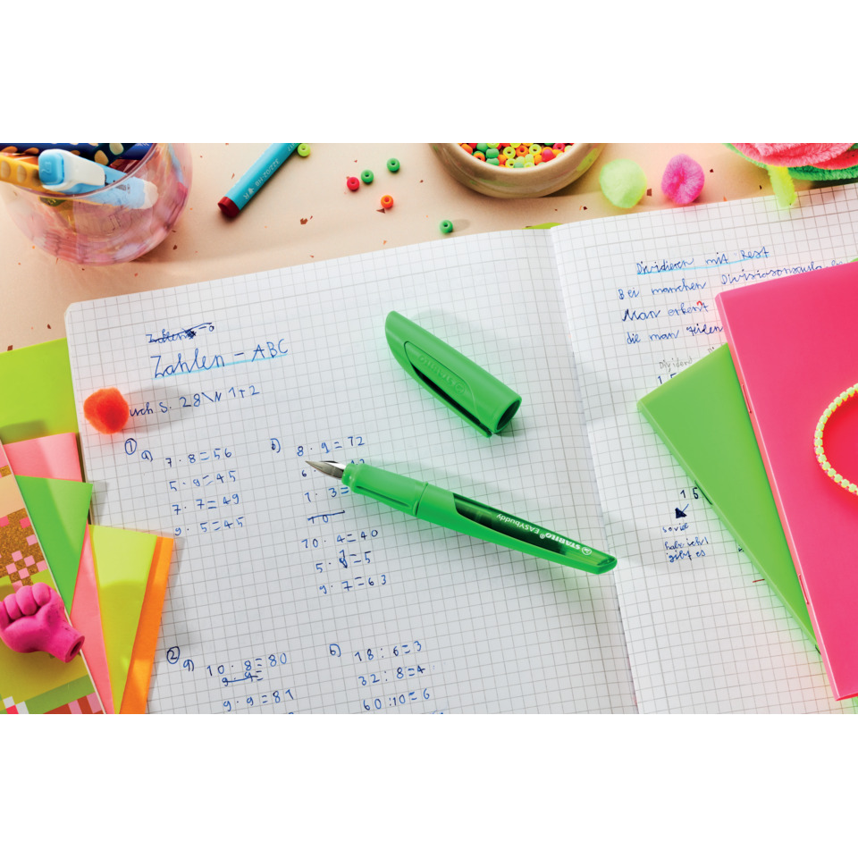 Schulmaterial, Schulheft, Kugelschreiber, Lineal, Hintergrund_pädagogisch