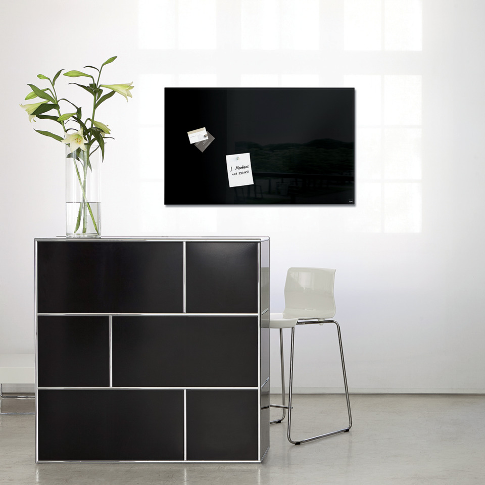 seitenschrank, schwarze paneele, chromrahmen, vasen, wandfernseher