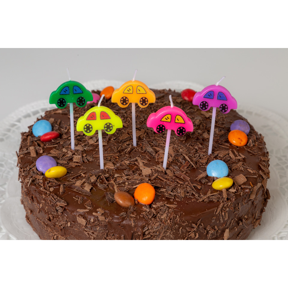 Kuchen, Schokoladenkuchen, Auto-Motive?, Schoko-Raspeln?, bunte Bonbon-Dekoration