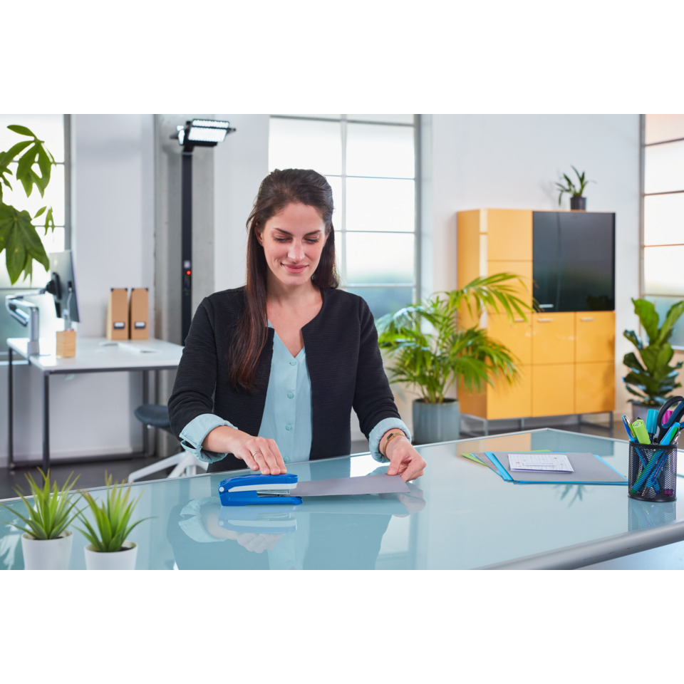 Schreibtisch, Büro, Schere, Klammern, Unterlagen