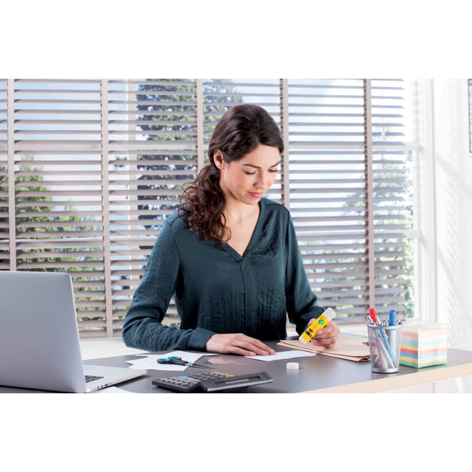 Schreibtisch, Papierarbeiten, Klebestift, Laptop, Office-Setup