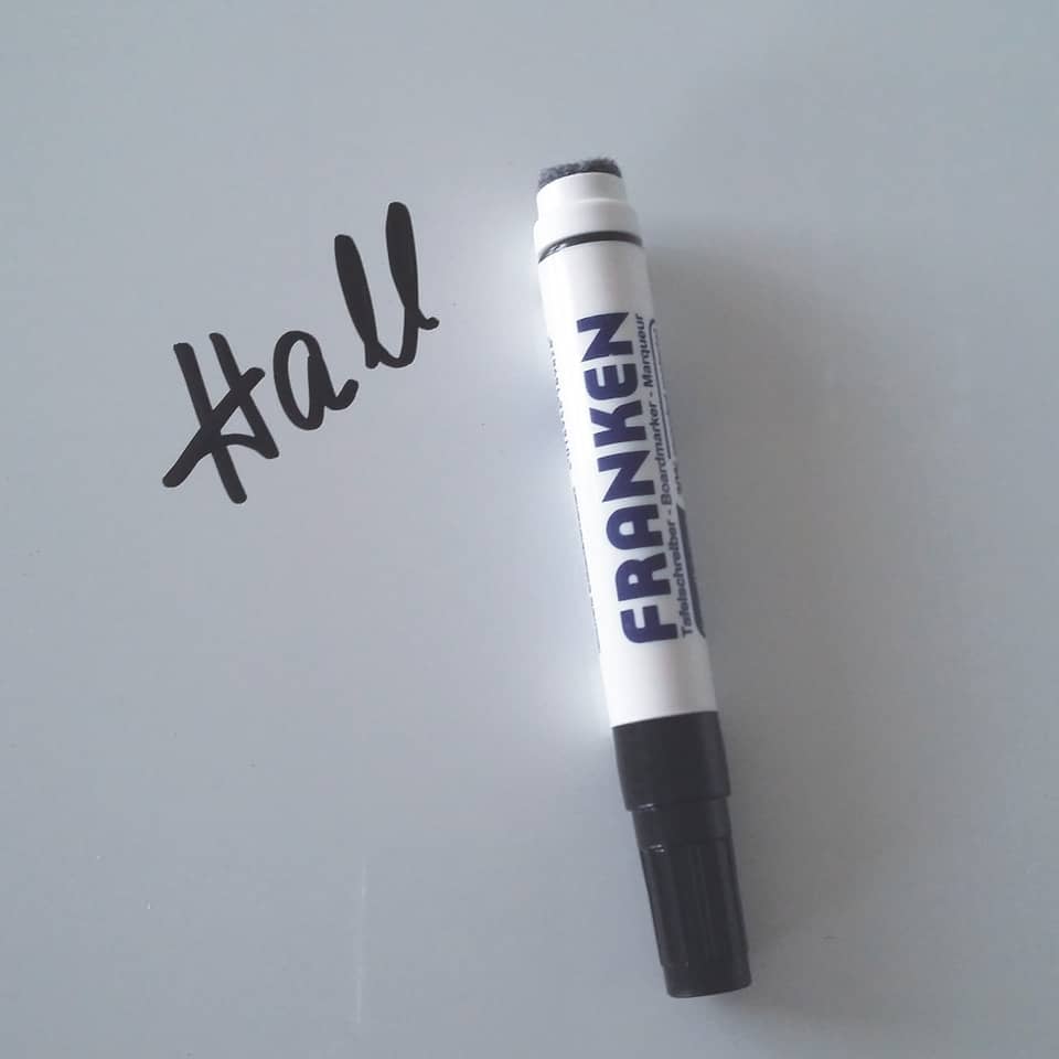 whiteboard marker, trockenablage?, marker, schwarze kappe, vorderseite etikett
