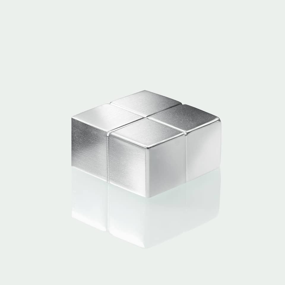metallischer Würfel, silberner Block, Fliesenwürfel, Vierteiliger Würfel, geometrischer Metallwürfel