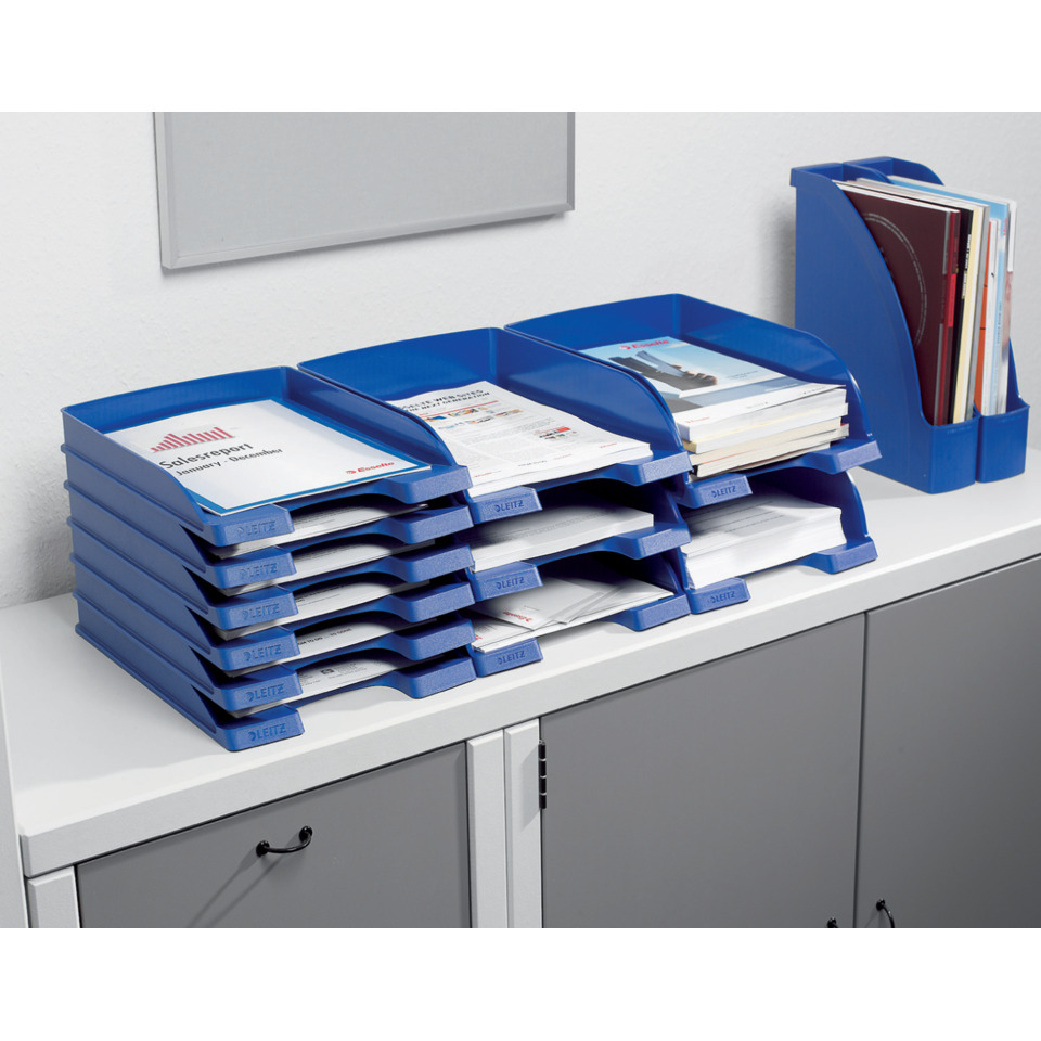 Ordnerablage, Ablagekassette, Büromaterial, Schreibtischorganizer, Dateienordner, A4 Ordner, blaue Ablagekörbe, gestapelte Ablagen, Büroorganizer, Magazinhalter