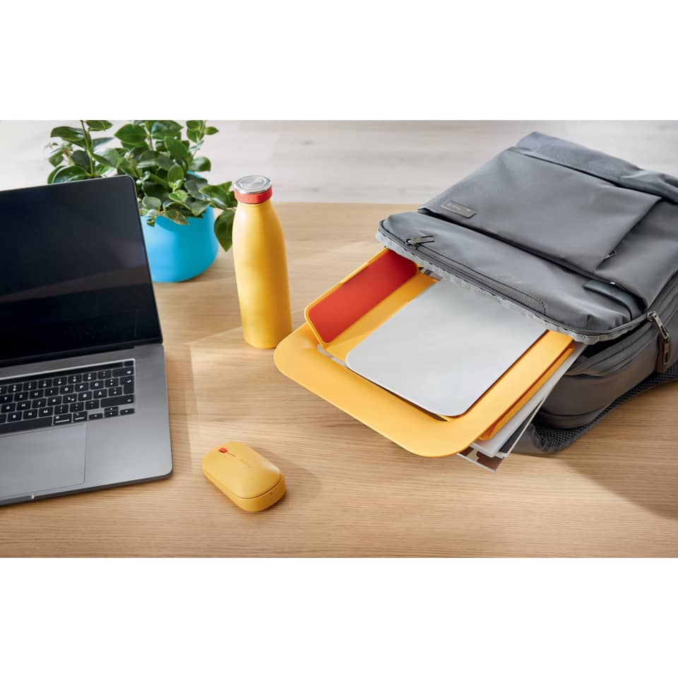Laptop, Rucksack, Wasserflasche, Maus, Ordner