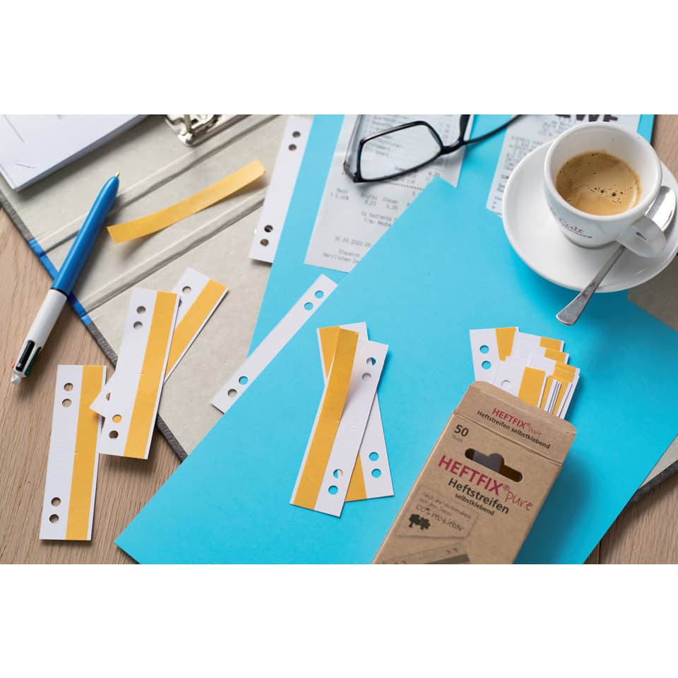Bürobedarf, Notizzettel, Papierheftklammern, Ordnerstreifen, Kaffeetasse