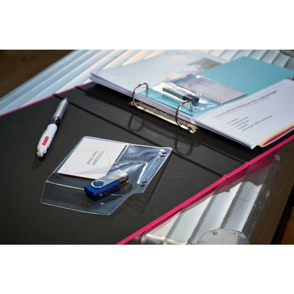 Schreibtisch, Binder-Ordner, USB-Stick, Notizblock, Klebepapier