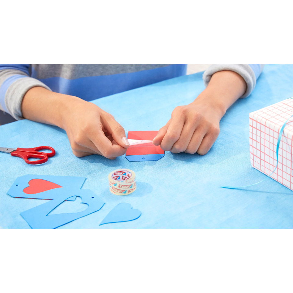 Geschenkverpackung, Geschenkbox, Schere, Klebeband, Herzanhänger