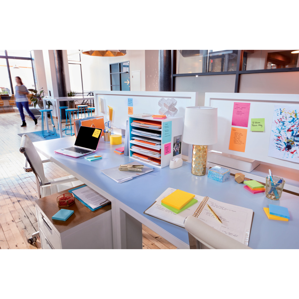escritorio de oficina, espacio de trabajo, notas adhesivas, portátil, cuadernos