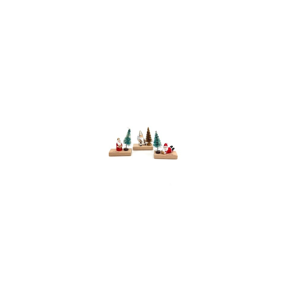 Miniatur-Santa, Miniatur-Weihnachtsbaum, Holzunterlage, Schneeszene, Figuren