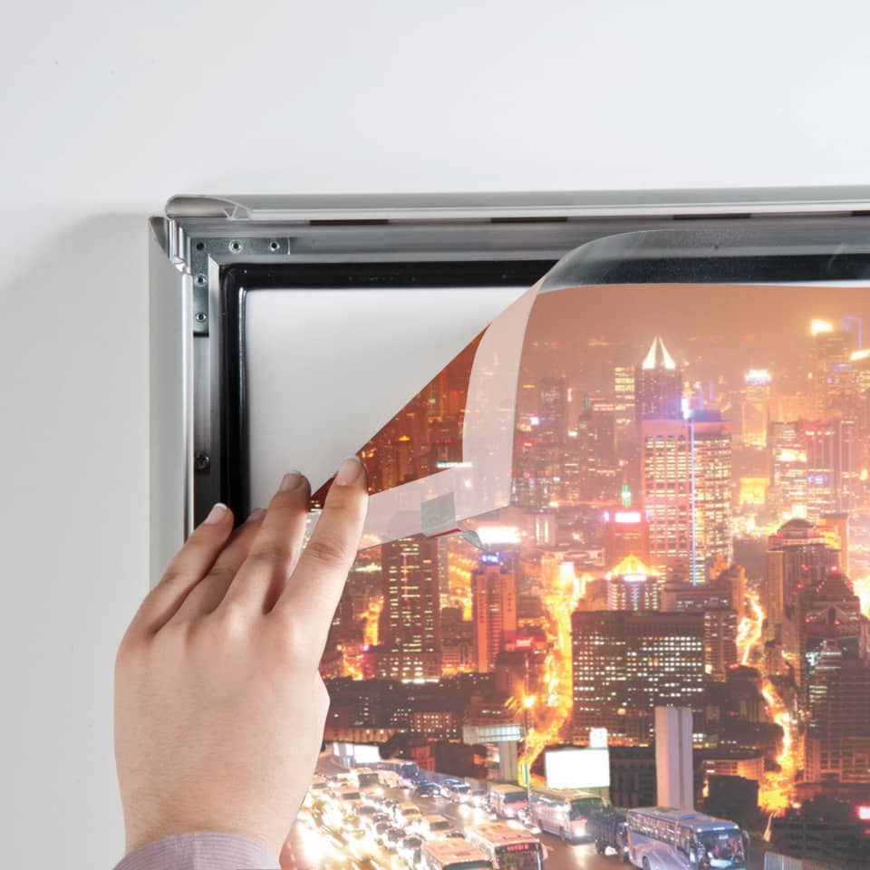 transferfolie, folienpräsentation, cityscape, scheinbare folie, hand