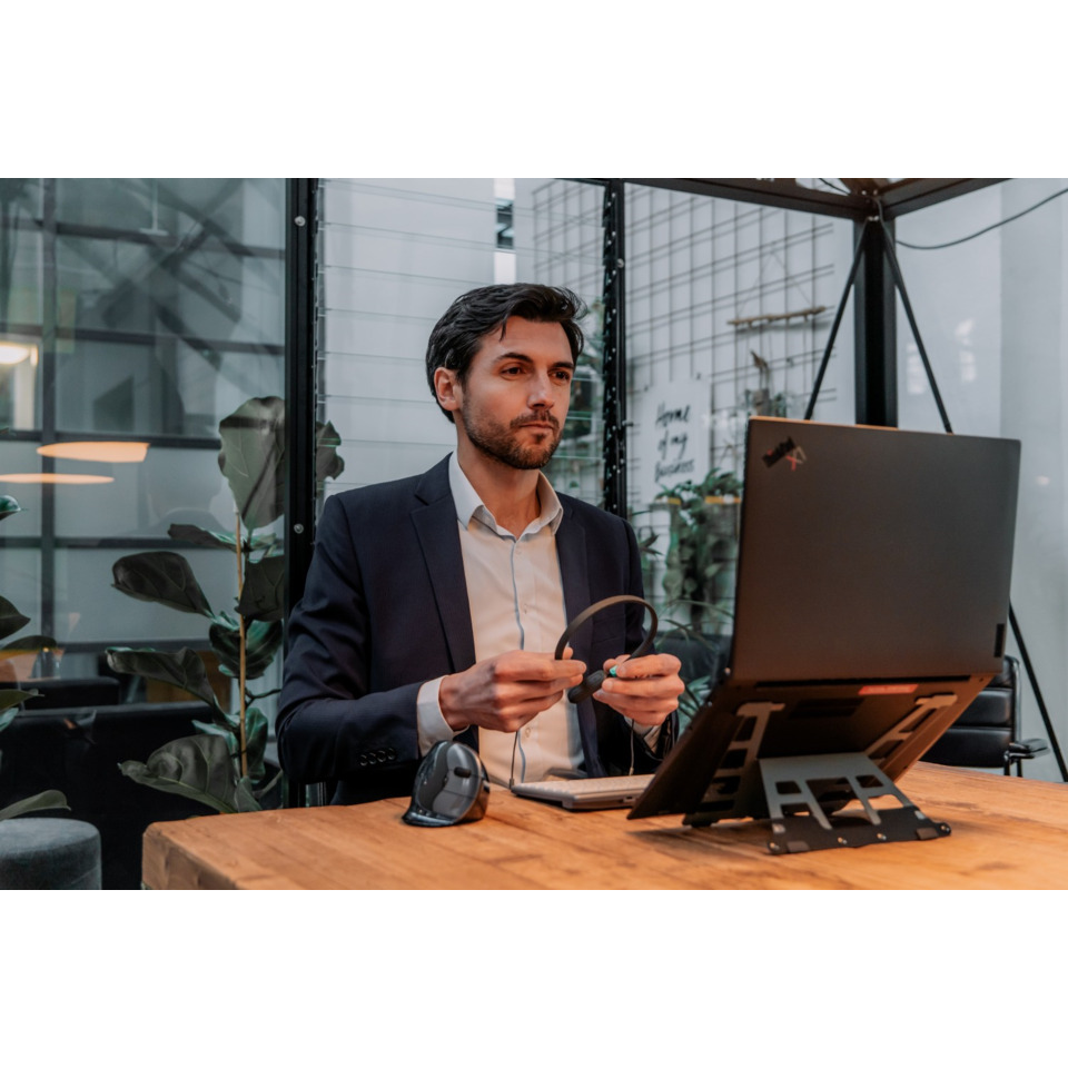 Anzug, Herrenoutfit, Kopfhörer, Laptopständer, Büro