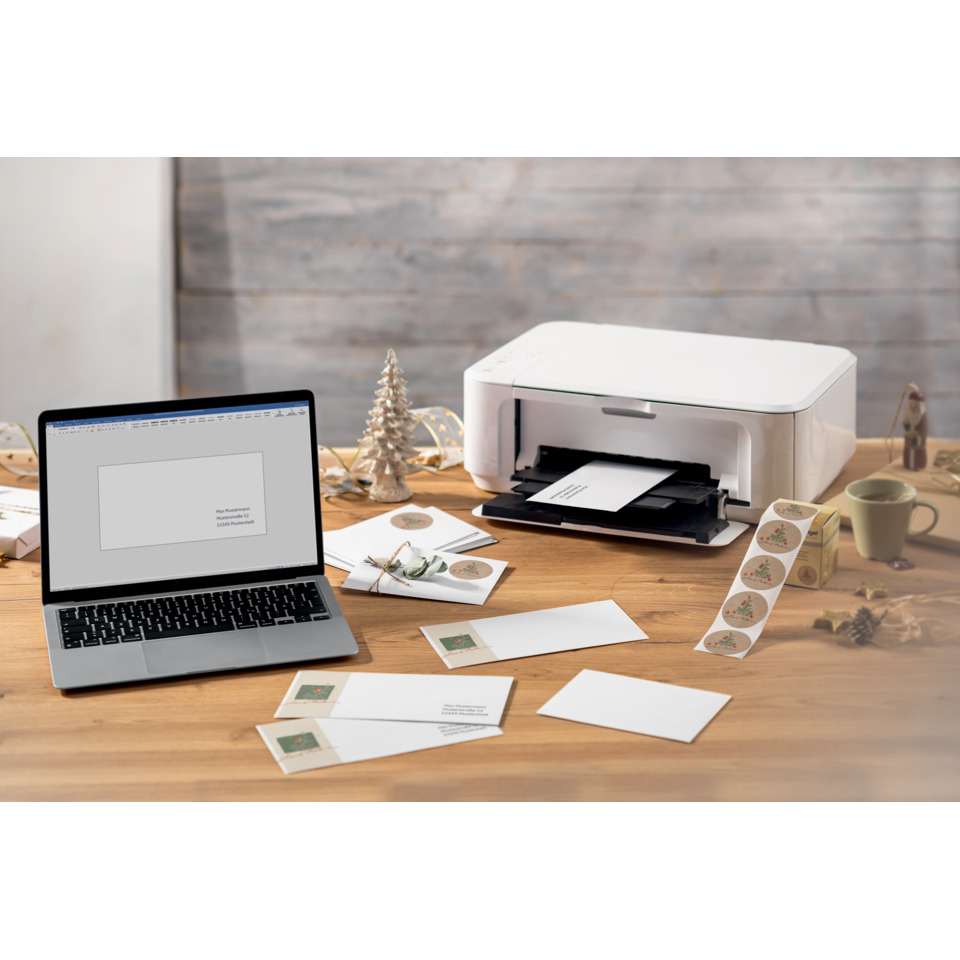 drucker, schreibtisch-setup, laminierte karten, viel papier, laptop