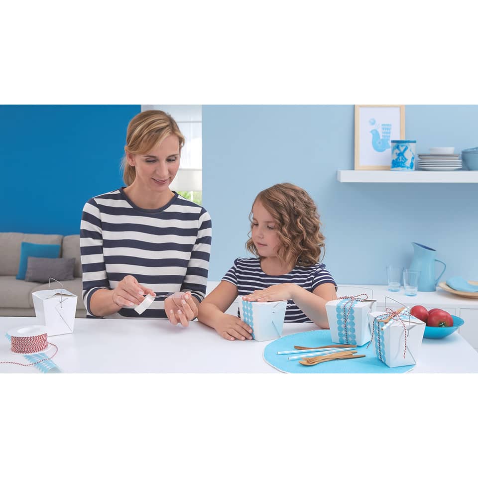  gestreiftes hemd,  mutter und kind,  geschenke verpackung,  blaue dekoration,  tisch arrangement
