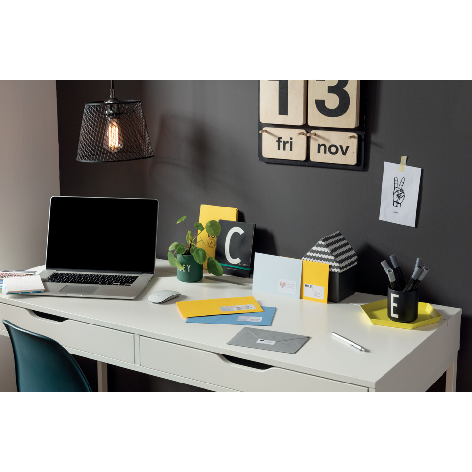 Schreibtisch, Laptop, Pflanze, Beleuchtung, Schreibtisch-Accessoires, Schreibtisch, Arbeitsbereich, Laptop, Schreibwaren, Stifthalter