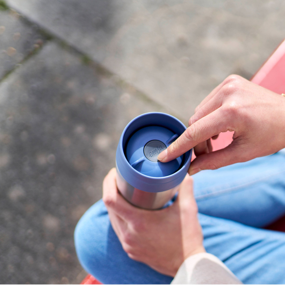 Travelbecher, Blauer Becher, Deckel, Edelstahl, Griff