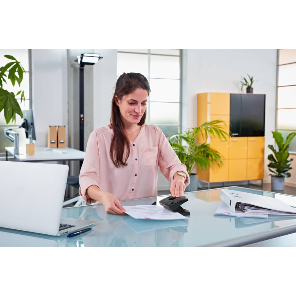 Schreibtisch, Büro, Kassengerät, Dokumente, Laptop