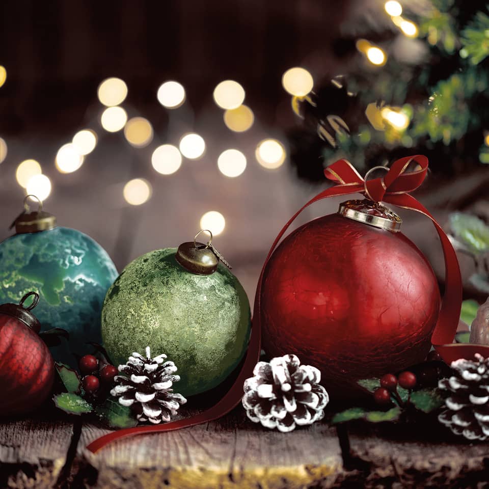 Weihnachtskugeln, Baumkugeln, Glitzerkugeln, Kieferzapfen, Lichterhintergrund