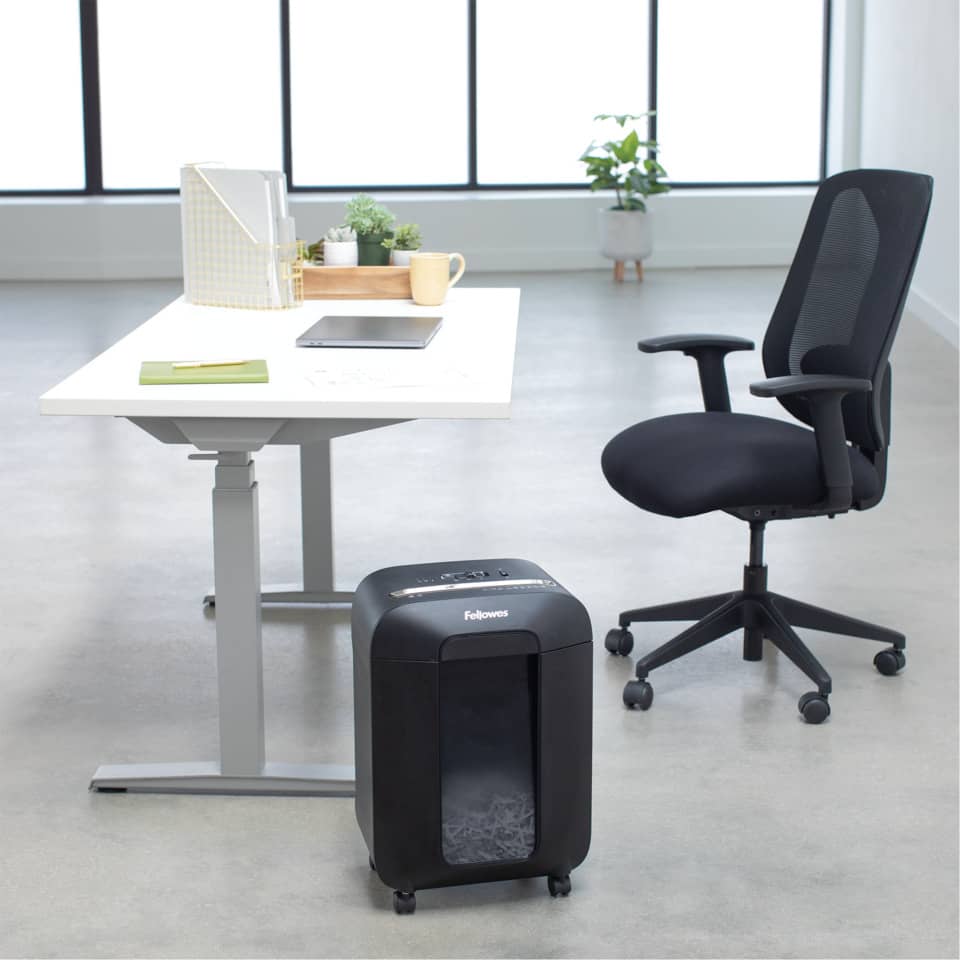 Büro, Schreibtisch, Schreibtischstuhl, Aktenvernichter, Pflanzen